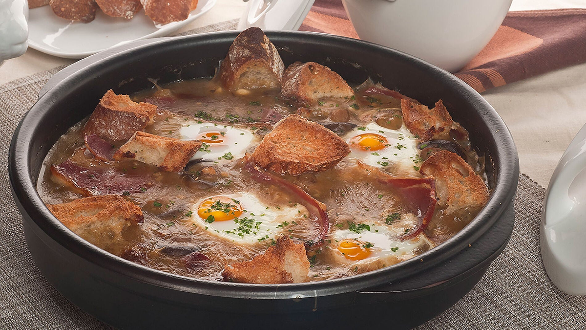Champi&ntilde;ones en salsa con huevos escalfados
