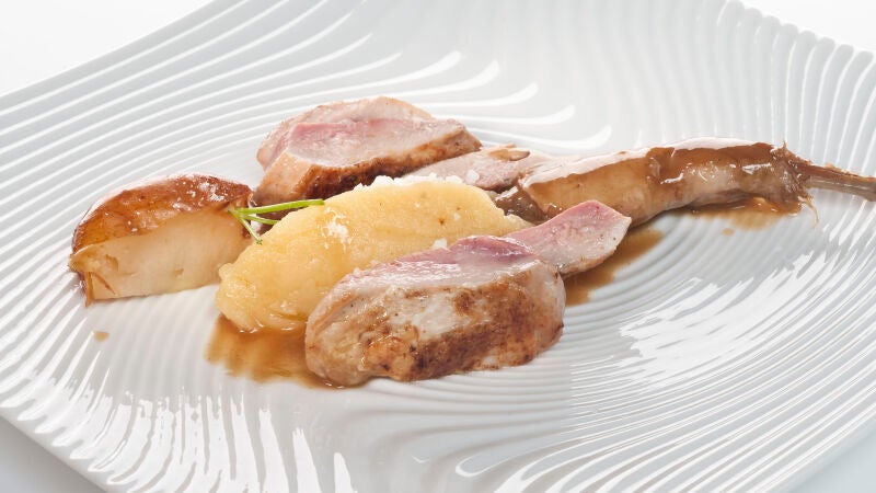 Paso a paso: codornices guisadas con manzanas ácidas