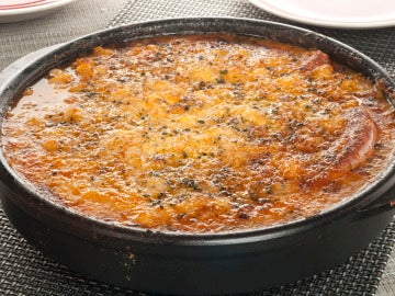 Alubias gratinadas con salchichas y salchichón