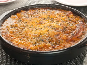 Alubias gratinadas con salchichas y salchichón Alubias gratinadas con salchichas y salchichón