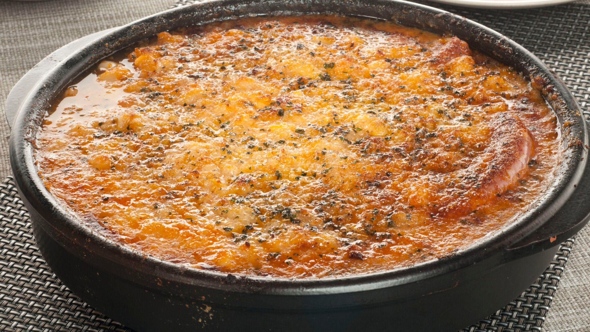 Alubias gratinadas con salchichas y salchich&oacute;n