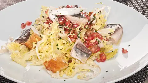 Ensalada de chicharro escabechado Ensalada de chicharro escabechado