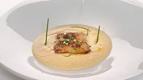 Crema de puerros ahumada y tocino caramelizado Crema de puerros ahumada y tocino caramelizado