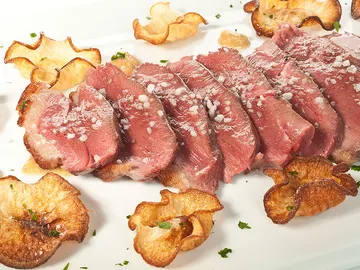 Magret de Pato con salsa de tofee y chips de nabo Magret de Pato con salsa de tofee y chips de nabo