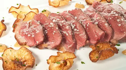 Magret de Pato con salsa de tofee y chips de nabo Magret de Pato con salsa de tofee y chips de nabo