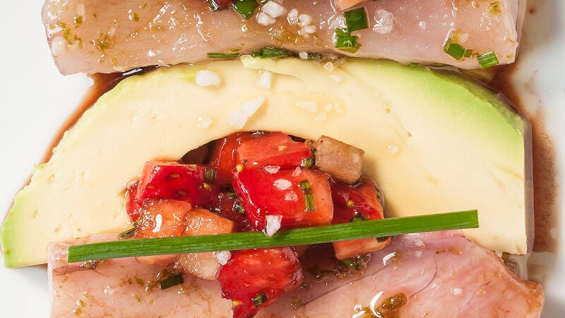 Paso a paso: Verdel, aguacate y fresas