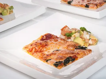 Pizza con guarnición de ensalada Pizza con guarnición de ensalada