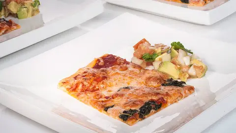 Pizza con guarnición de ensalada Pizza con guarnición de ensalada