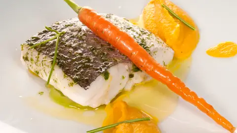 Pescadilla al vapor con puré de zanahorias al curry Pescadilla al vapor con puré de zanahorias al curry
