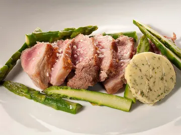 Entrecote de cerdo con mantequilla de hierbas Entrecote de cerdo con mantequilla de hierbas