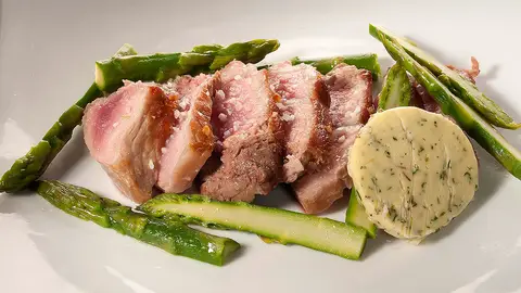 Entrecote de cerdo con mantequilla de hierbas Entrecote de cerdo con mantequilla de hierbas