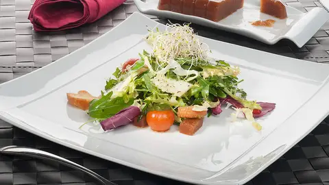 Ensalada verde con queso especiado Ensalada verde con queso especiado