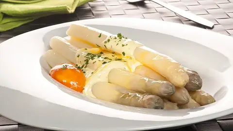 Espárragos blancos con yema de huevo Espárragos blancos con yema de huevo