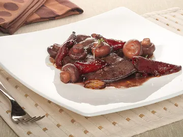 Hígado de ternera al vino tinto con champiñones Hígado de ternera al vino tinto con champiñones
