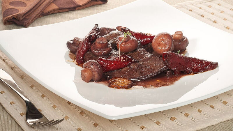 Hígado de ternera al vino tinto con champiñones