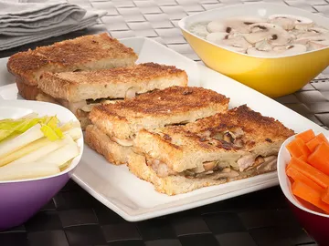 Sandwich y dip con champiñones y gorgonzola Sandwich y dip con champiñones y gorgonzola