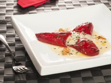 Piquillos rellenos de gorgonzola con salsa de pera Piquillos rellenos de gorgonzola con salsa de pera