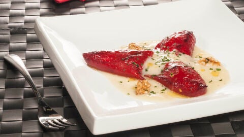 Piquillos rellenos de gorgonzola con salsa de pera