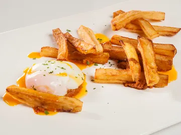 Huevo, chistorra y patatas Huevo, chistorra y patatas