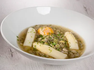 Habitas con espárragos Habitas con espárragos