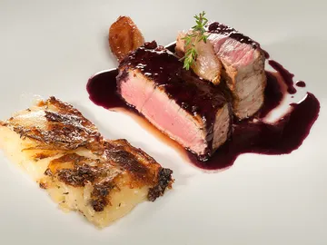 Solomillo al vino tinto con patatas gratinadas Solomillo al vino tinto con patatas gratinadas