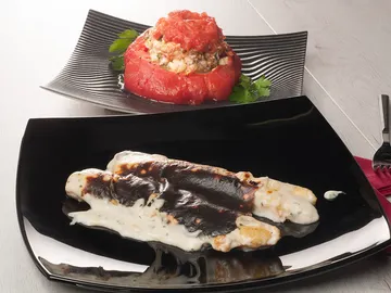 Espárragos gratinados y tomate relleno Espárragos gratinados y tomate relleno