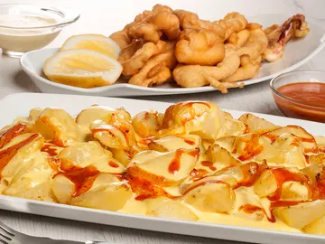 Patatas bravas y calamares fritos Patatas bravas y calamares fritos