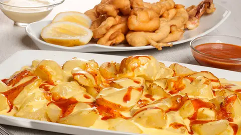 Patatas bravas y calamares fritos Patatas bravas y calamares fritos