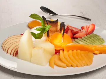 Plato de frutas y helados con galleta Plato de frutas y helados con galleta
