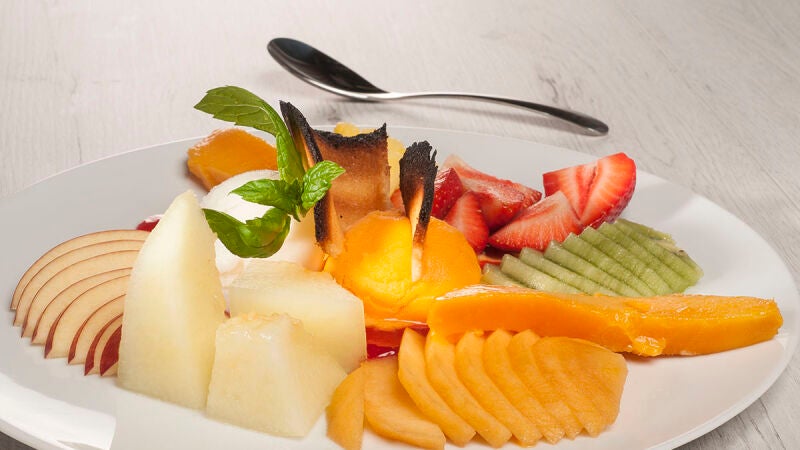 Plato de frutas y helados con galleta