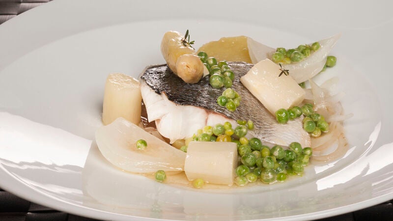 Lubina al horno con vinagreta de trufa