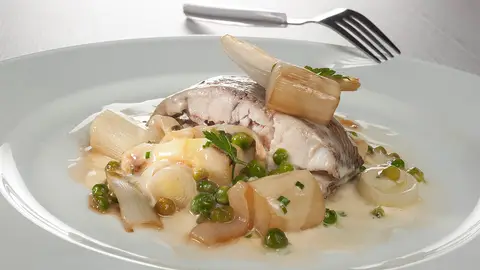 Besugo al vapor con hortalizas al toque y salsa blanca Besugo al vapor con hortalizas al toque y salsa blanca