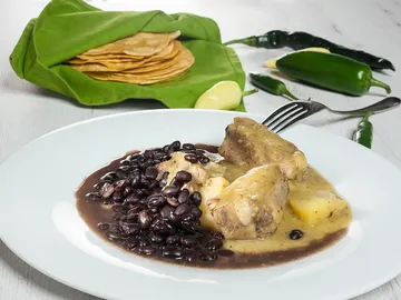 Costilla en salsa verde y frijoles Costilla en salsa verde y frijoles