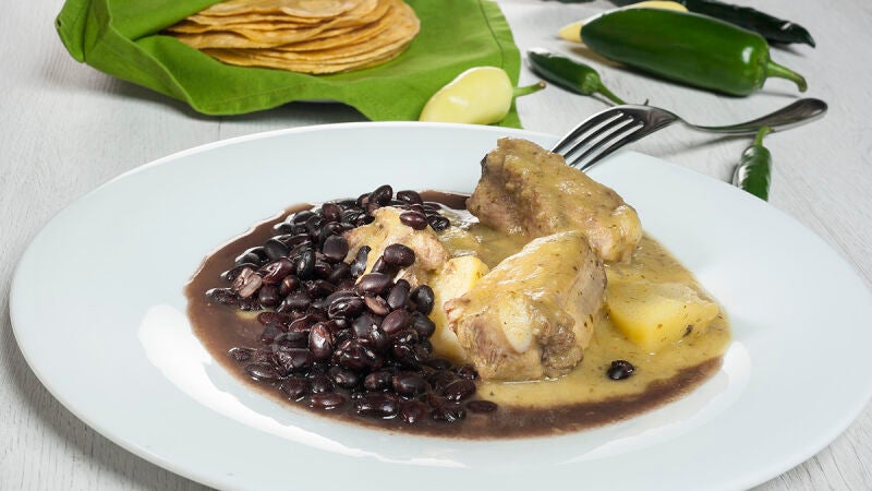Costilla en salsa verde y frijoles