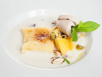 Sopa de coco y frutas con torrija caramelizada Sopa de coco y frutas con torrija caramelizada