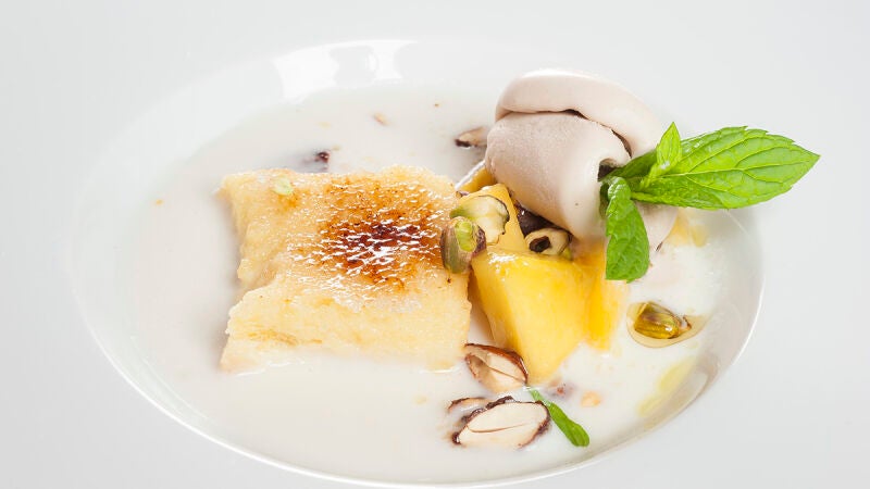 Sopa de coco y frutas con torrija caramelizada