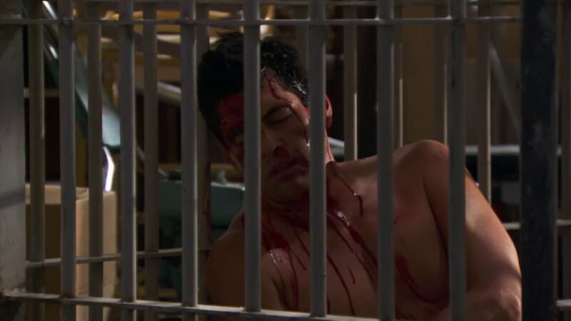 Felicia mantiene a Carlos retenido tras darle una paliza