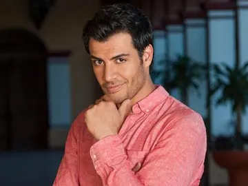 Andrés Palacios es Alejandro San Román Andrés Palacios es Alejandro San Román