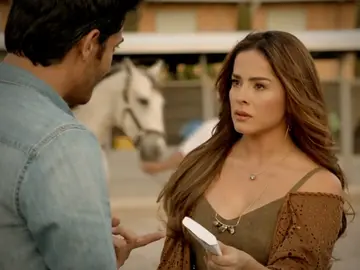 Frame 203.662287 de: Alejandro roba la atención de Diana Frame 203.662287 de: Alejandro roba la atención de Diana