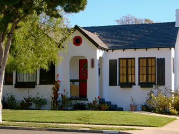 Un lago en el jardín de la casa Un lago en el jardín de la casa