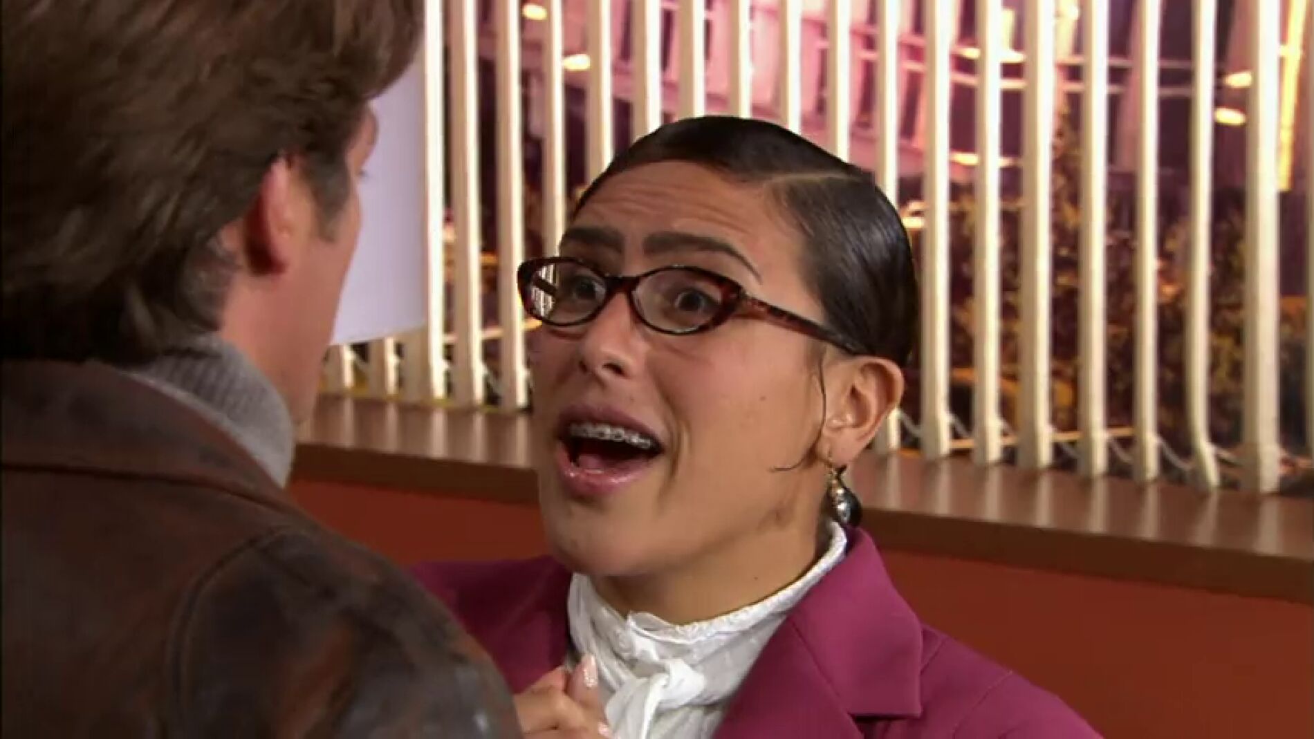 Frame 5.821 de: Lety le agradece a Aldo el regalo