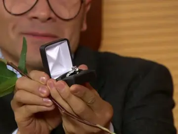 Frame 56.185129 de: Alicia recibe una petición de matrimonio de quein menos lo espera Frame 56.185129 de: Alicia recibe una petición de matrimonio de quein menos lo espera