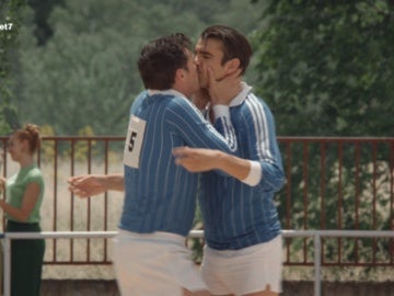 Lleno de emoción, Raúl besa a Humberto Santamaría Lleno de emoción, Raúl besa a Humberto Santamaría