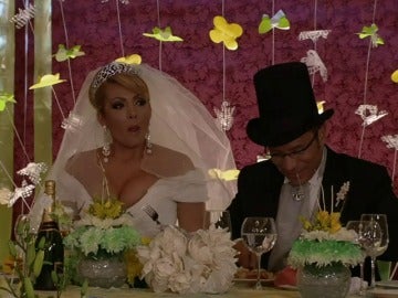 Frame 0.0 de: En la boda de Alicia, Leticia se hace con el ramo de novia 