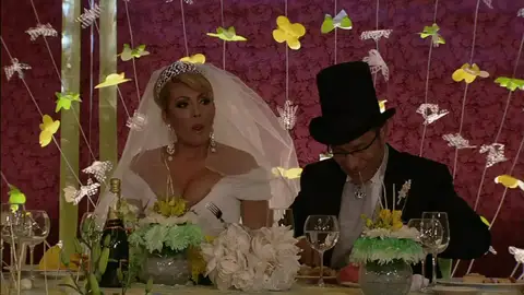 Frame 0.0 de: En la boda de Alicia, Leticia se hace con el ramo de novia Frame 0.0 de: En la boda de Alicia, Leticia se hace con el ramo de novia