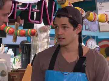 Frame 52.963171 de: Manuel le pide a su hijo Vicente que no salga más con la hija de Silvana Frame 52.963171 de: Manuel le pide a su hijo Vicente que no salga más con la hija de Silvana