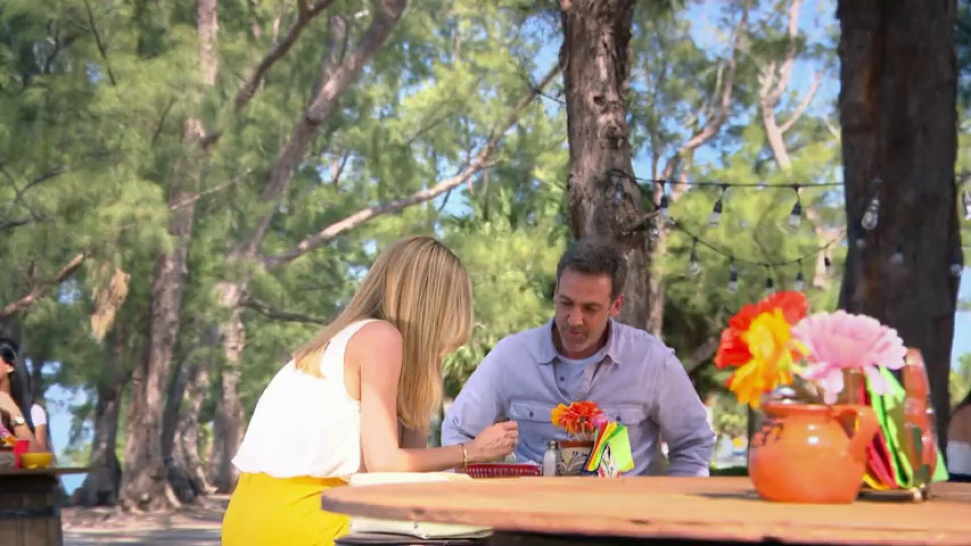 Frame 0.0 de: "Me est&aacute;n entrando ganas de plantarle un beso"