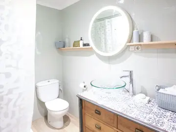 Frame 18.739394 de: Un baño renovado y convertido en una estancia cálida a acogedora Frame 18.739394 de: Un baño renovado y convertido en una estancia cálida a acogedora