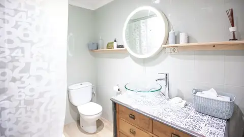 Frame 18.739394 de: Un baño renovado y convertido en una estancia cálida a acogedora Frame 18.739394 de: Un baño renovado y convertido en una estancia cálida a acogedora