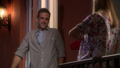 Frame 11.79412 de: Manuel regala una caja de bombones a Chivis